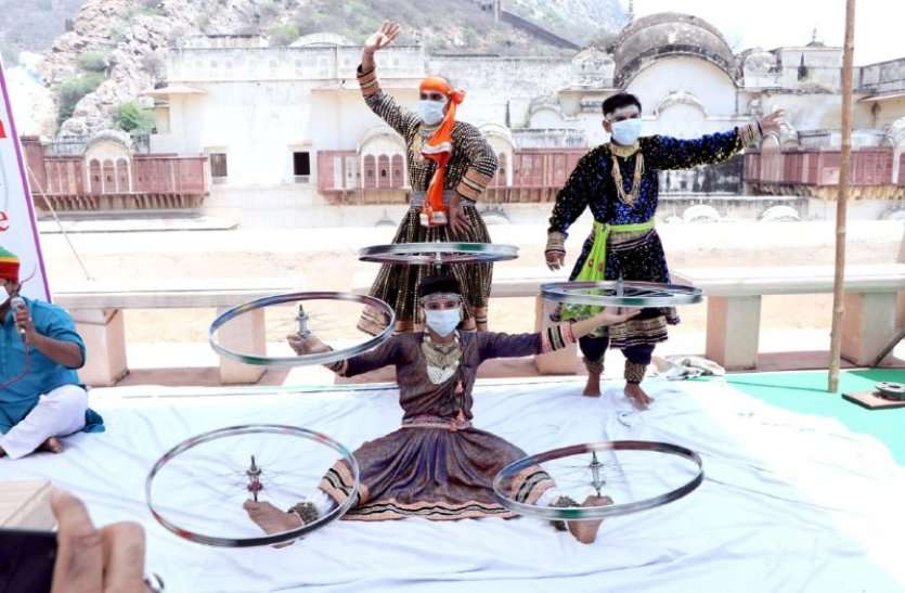 Rajasthan Tourist Places Open In Unlock One कोरोना काल में फिर से खुले पर्यटन स्थल, लोक कलाकारों ने पहली बार मास्क पहनकर दी प्रस्तुती