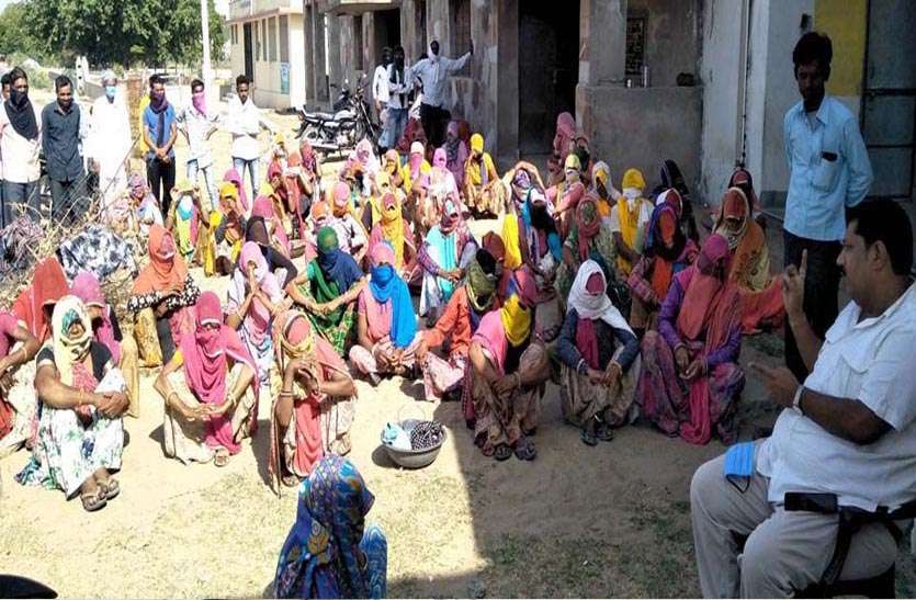 Corona epidemic मनरेगा श्रमिक बोले: 82 रुपए मिली मजदूरी क्या खाएंगे और क्या बचाएंगे