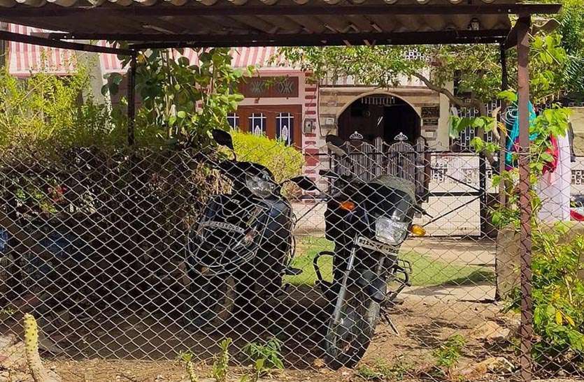 City Council नगर परिषद की अनदेखी:पार्क बने पार्किंग स्टैंड