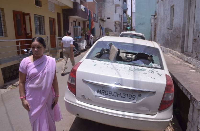 damaged car युवक ने किराना दुकान में किया पथराव, कार मालिक से मारपीट कर गाड़ी के कांच फोड़े