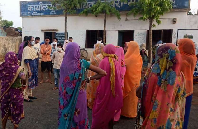 Bahoriband district reached CEO village एक साल से बंद पड़ा भवन और कूप निर्माण का काम, हड़कंप मचा तो गांव पहुंचे अधिकारी
