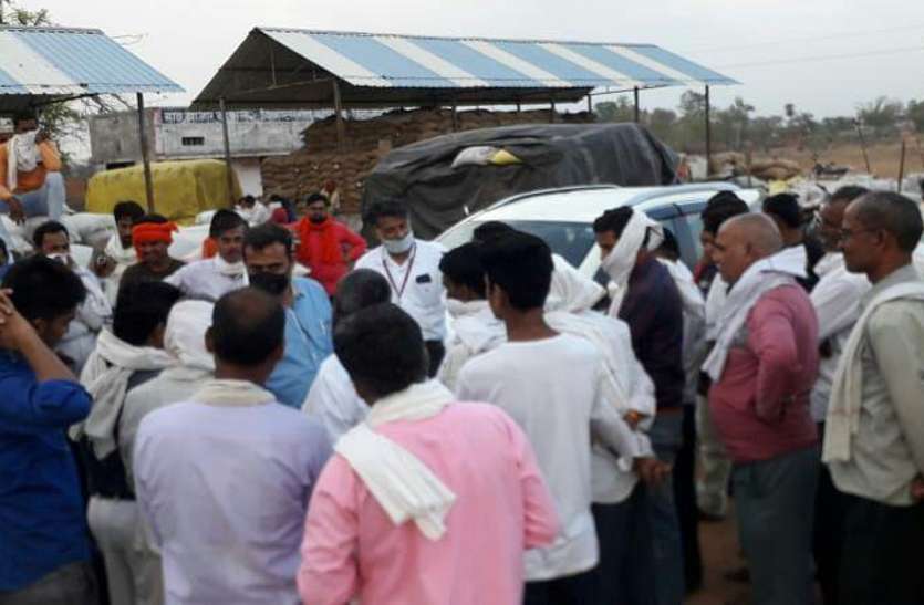 Assistant Supply Officer KS Bhadoria and Pramod Mishra reached the procurement center Bakal for investigation केंद्र प्रभारी ने रिकॉर्ड में नहीं चढ़ाया किसानों का चना