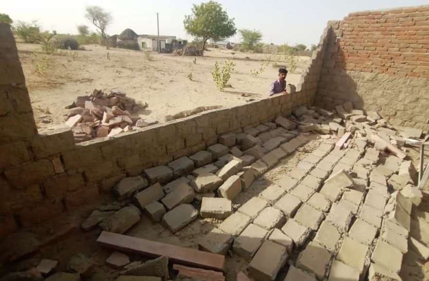पोकरण में लगातार चौथे दिन अलसुबह चली तेज आंधी, गिरी दीवारें पोकरण में लगातार चौथे दिन अलसुबह चली तेज आंधी, गिरी दीवारें