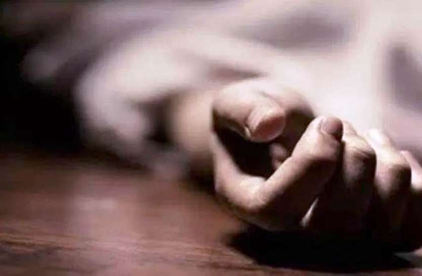 suicide ममता का मोह: मां की मौत के सदमे में बेटे ने ट्रेन से कटकर दी जान