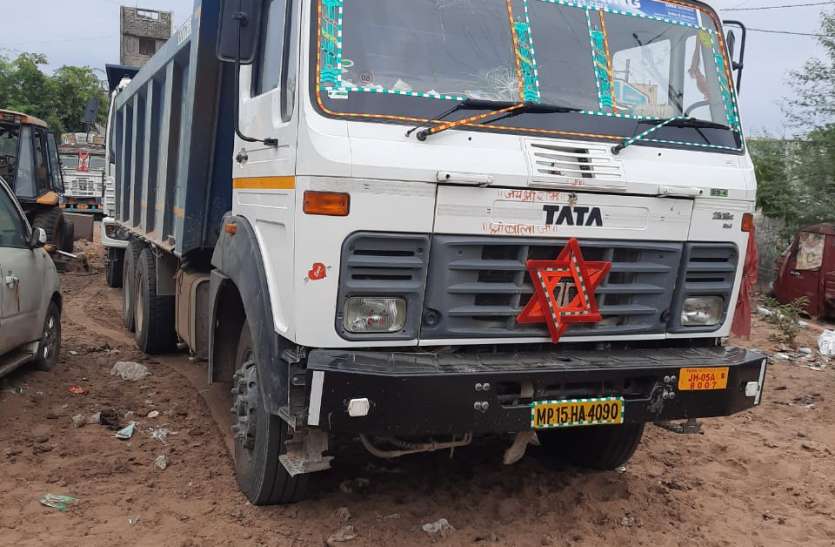 0301nsp1.jpg रेत के अवैध परिवहन में 2 डंपर 9 टै्रक्टर ट्राली जब्त