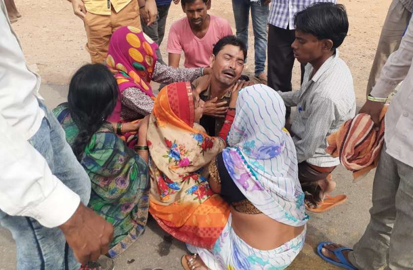 सेंवढ़ा रोड नवीन बाइपास पर हादसे के बाद बवाल Truck crushed three, two teenagers died, news in hindi, mp news, datia news ट्रक ने तीन को रोंदा, दो किशोर की मौत
