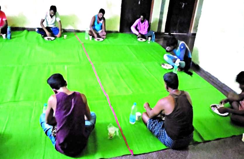 15 thousand 535 migrant laborers are getting facilities in 1765 centers of rural areas in the district. जिले में ग्रामीण क्षेत्र के 1765 सेंटर में 15 हजार 535 प्रवासी मजदूरों को मिल रही सुविधा ...