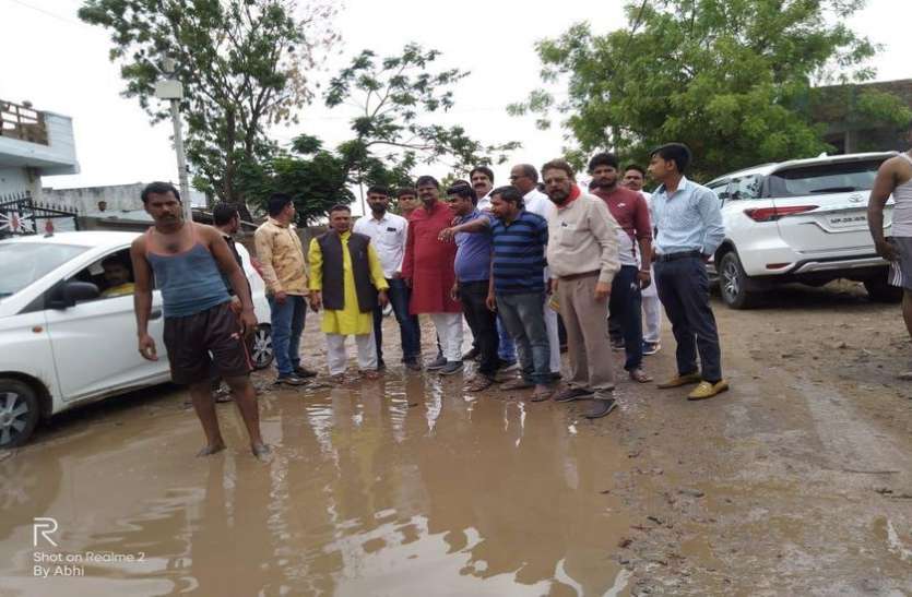 सेमलिया चाउ के उस गड्ढे पर पहुंचे गुड्डू, जिसे भरने का तुलसी ने किया था वादा सेमलिया चाउ के उस गड्ढे पर पहुंचे गुड्डू, जिसे भरने का तुलसी ने किया था वादा