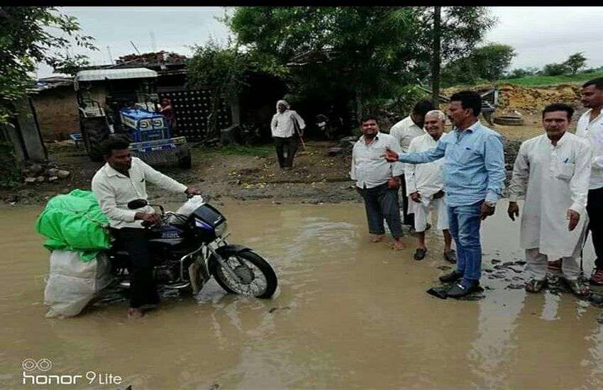 सेमलिया चाउ के उस गड्ढे पर पहुंचे गुड्डू, जिसे भरने का तुलसी ने किया था वादा