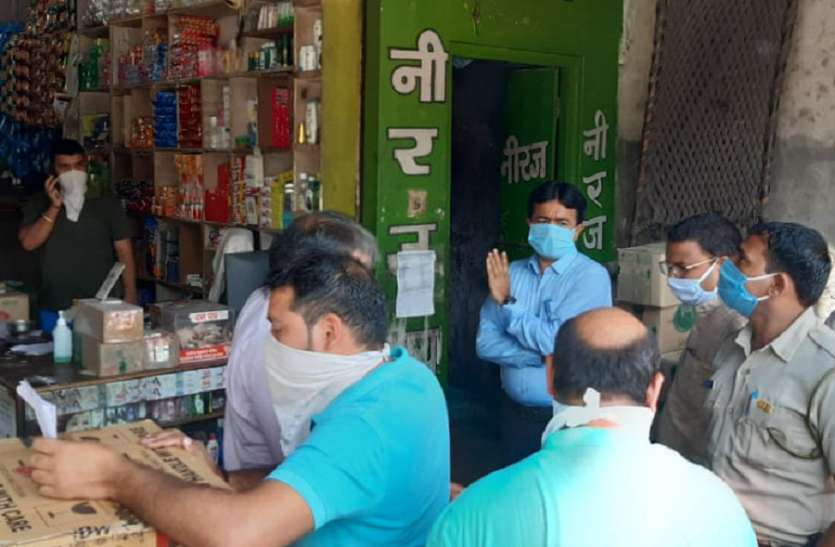 मास्क न लगाने पर दुकानदारों पर साढ़े सात हजार रुपए का जुर्माना मास्क न लगाने पर दुकानदारों पर साढ़े सात हजार रुपए का जुर्माना