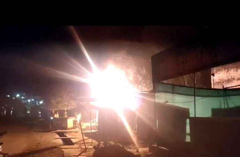 Police sent the accused who set the shop on fire दुकान में आग लगाने वाले आरोपी को पुलिस ने भिजवाया भेजा