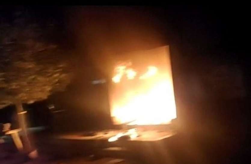 Tailor shop caught fire due to short circuit in Azad Nagar आजाद नगर में शॉर्ट सर्किट से टेलर की दुकान में लगी आग