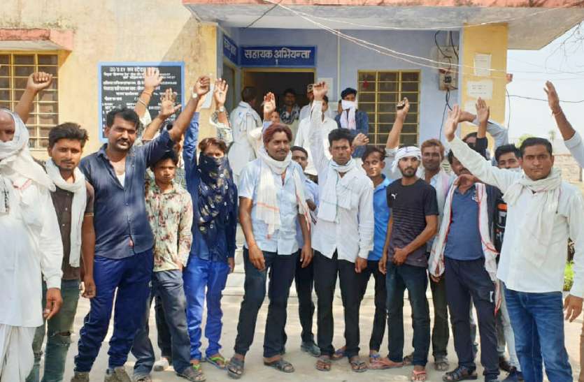 6 दिन से करीब 30 परिवार अंधेरे में, प्रदर्शन कर जताया रोष 6 दिन से करीब 30 परिवार अंधेरे में, प्रदर्शन कर जताया रोष