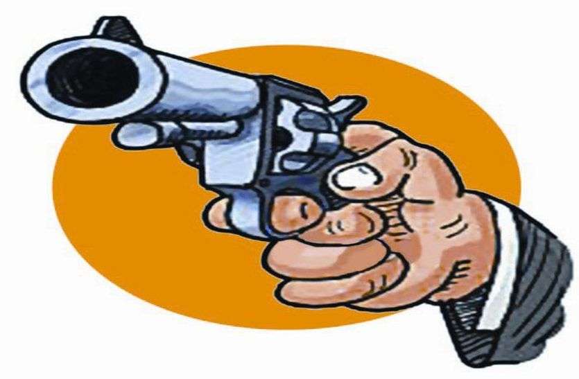 दोस्त को हथियार दिखाने में चली गोली दोस्त को हथियार दिखाने में चली गोली