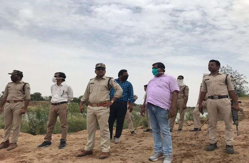 लुहारी घाट पर कार्रवाई करने पहुंची प्रशासन व पुलिस की टीम, दो पनडुब्बी पकड़ाई लुहारी घाट पर कार्रवाई करने पहुंची प्रशासन व पुलिस की टीम, दो पनडुब्बी पकड़ाई