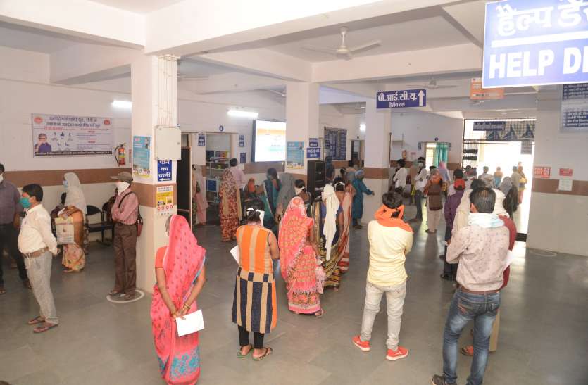 70 दिन बाद कोरोना के अलावा भी नजर आईं बीमारियां, टूट पड़ी भीड़ 70 दिन बाद कोरोना के अलावा भी नजर आईं बीमारियां, टूट पड़ी भीड़