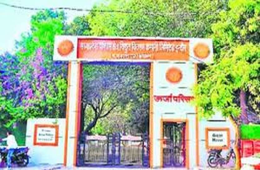 झूले की रस्सी टूटी, बिजली पोल से गिरा लाइनमैन झूले की रस्सी टूटी, बिजली पोल से गिरा लाइनमैन