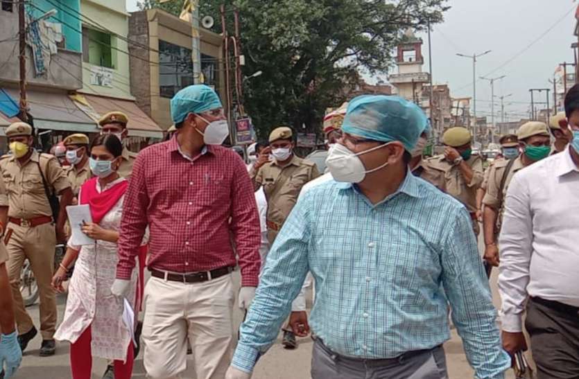 जिलाधिकारी की पैदल गस्त से व्यापारियों में हड़कंप, बोले मास्क की अनिवार्यता जिलाधिकारी की पैदल गस्त से व्यापारियों में हड़कंप, बोले मास्क की अनिवार्यता