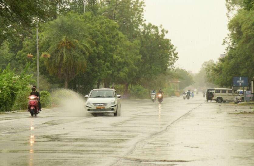 mansoon.jpg प्री—मानसून की बारिश में भीगी गुलाबीनगरी