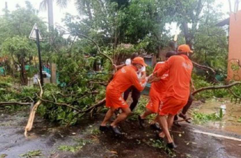 NDRF team doing rescue work #NisargaCyclone: कमजोर पड़ा चक्रवाती तूफान, मुंबई से बड़ा खतरा टला, लेकिन अगले 7 दिन होती रहेगी बरसात