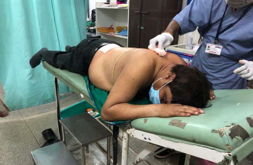 दिनदहाड़े पूर्व पार्षद पति पर चाक़ू से हमला, हालत गंभीर दिनदहाड़े पूर्व पार्षद पति पर चाक़ू से हमला, हालत गंभीर