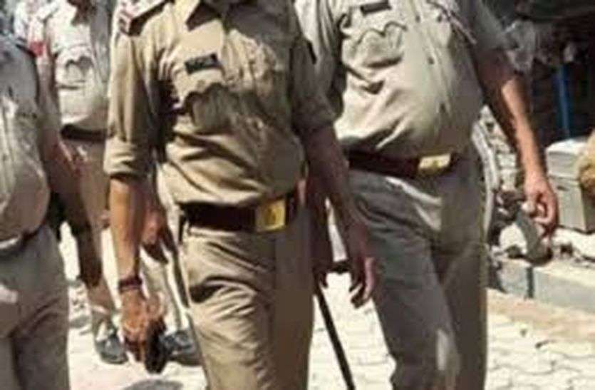बलात्कारियों को पकडऩे गई दो थानों की पुलिस को पेड़ से बांधकर पीटा, तीसरे थाने की पुलिस ने छुड़ाया बलात्कारियों को पकडऩे गई दो थानों की पुलिस को पेड़ से बांधकर पीटा, तीसरे थाने की पुलिस ने छुड़ाया