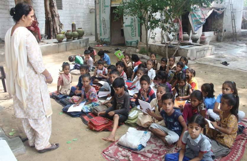 free distribution of course books have been started by education dept नि:शुल्क पाठ्यपुस्तकों का वितरण शुरू, प्रत्येक ब्लॉक में तीन-तीन नोड़ल केन्द्र बनाए गए