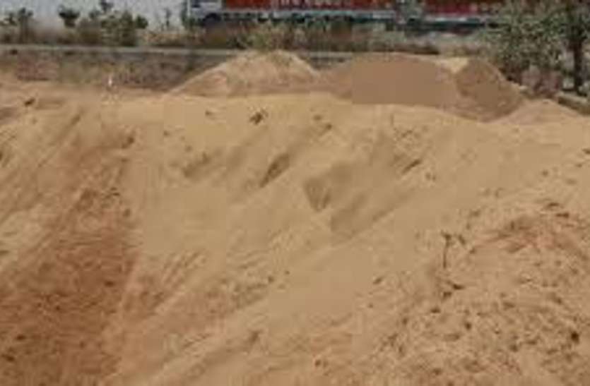 Heavy machines are extracting sand at Chandipati in Panna district पन्ना जिले की चांदीपाटी में हैवी मशीनों से निकाल रहे रेत