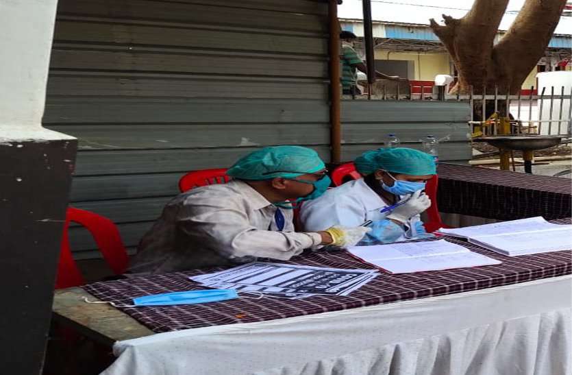 Doctors of civil hospital are doing duty instead of railway for medical checkup of passengers यात्रियों के मेडिकल चेकअप के लिए रेलवे की बजाए सिविल अस्पताल के डॉक्टर कर रहे ड्यूटी