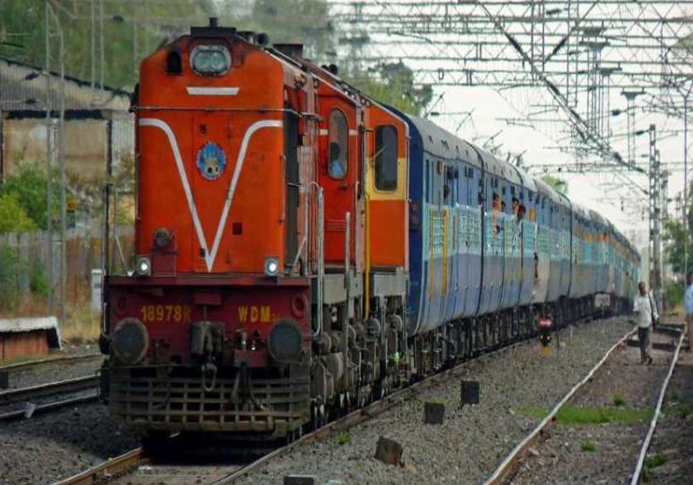 IRCTC : भारतीय रेलवे में कंफर्म टिकट पाना चाहते हैं यात्री, तो इस तरह आसानी से मिल जाएगी सीट