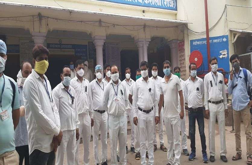 नर्सिंगकर्मी अपनी इस मांग को लेकर लगातार कर रहे विरोध-प्रदर्शन नर्सिंगकर्मी अपनी इस मांग को लेकर लगातार कर रहे विरोध-प्रदर्शन