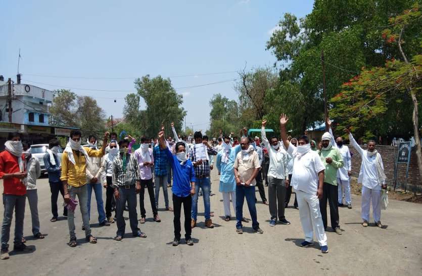 Farmers said, Sir, we do not understand the Chief Minister is a liar or a farmer किसानों ने कहा साहब हमें जा समझ नहीं आ रही मुख्यमंत्री झूठे हैं या किसान