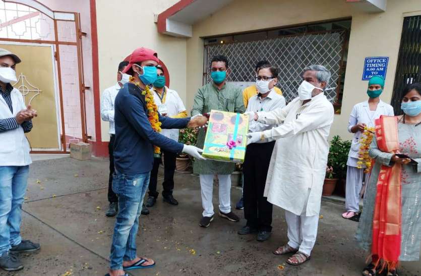 0501nsp6.jpg फूल बरसा कर किया सांसद कैलाश सोनी ने कोरोना योद्धा को किया विदा