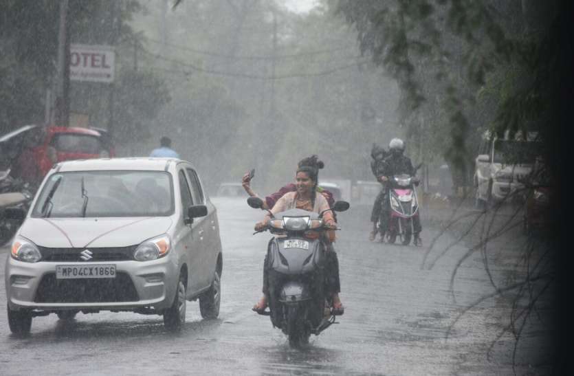चौबीस घंटे में ढाई इंच से अधिक बारिश, सड़कें दलदल में बदली, ऐसे हुए हाल.. चौबीस घंटे में ढाई इंच से अधिक बारिश, सड़कें दलदल में बदली, ऐसे हुए हाल..