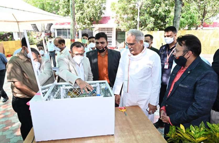 मुख्यमंत्री भूपेश बघेल ने डिसइन्फेक्शन बॉक्स का किया लोकार्पण मुख्यमंत्री भूपेश बघेल ने डिसइन्फेक्शन बॉक्स का किया लोकार्पण