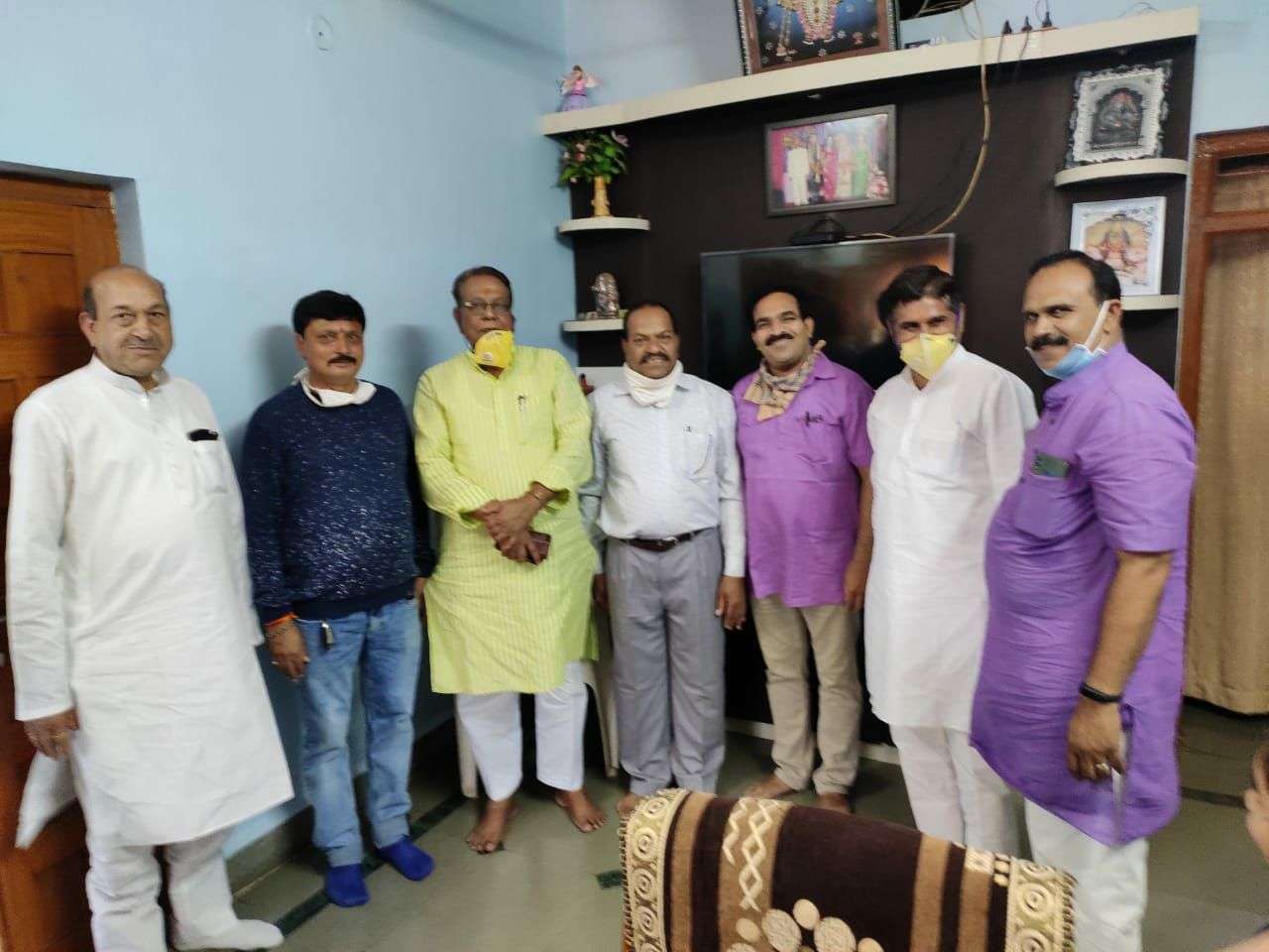 कंटेनमेंट एरिया की बैरिकेडिंग हटवा पहुंचे पूर्व मंत्री, सील एरिया में नियम ताक पर रख 'नेताजी' ने की बैठक