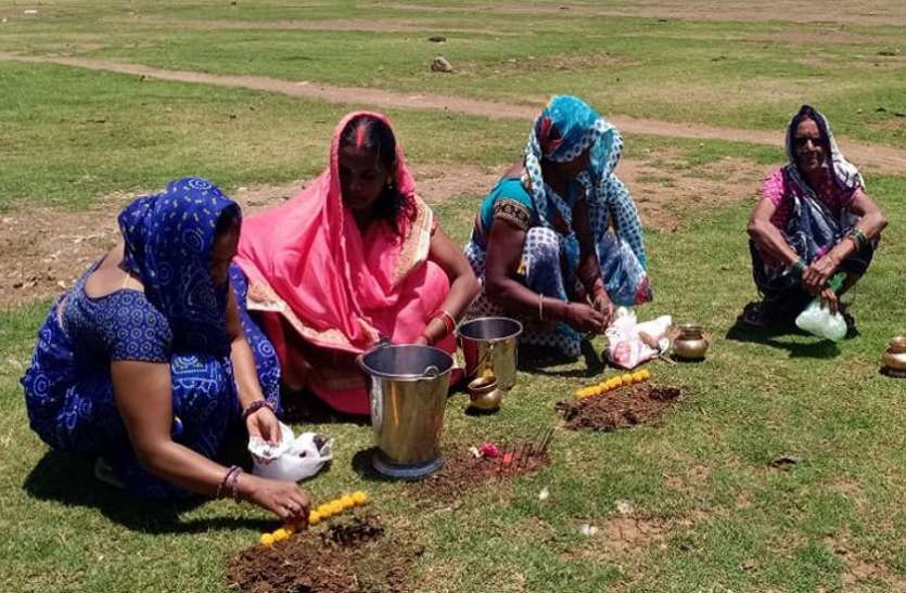 कोरोना को कोरोना माई देवी मानकर पूजने लगी महिलाएं, कहा- मायके से मिला संक्रमण को भगाने का नुस्खा कोरोना को कोरोना माई देवी मानकर पूजने लगी महिलाएं, कहा- मायके से मिला संक्रमण को भगाने का नुस्खा