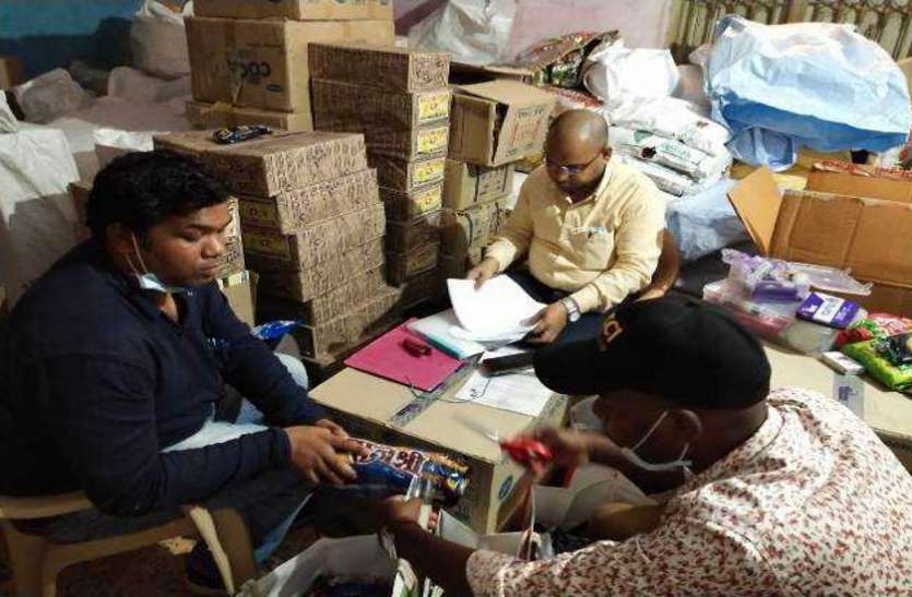 छत्तीसगढ़ में इस गोदाम से भारी मात्रा में पान मसाला और गुटखा जब्त, शिकायत के बाद खाद्य एवं औषधि विभाग ने दी दबिश छत्तीसगढ़ में इस गोदाम से भारी मात्रा में पान मसाला और गुटखा जब्त, शिकायत के बाद खाद्य एवं औषधि विभाग ने दी दबिश
