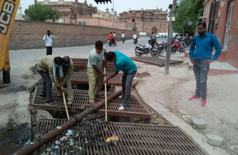 मानसून से पहले नाला सफाई में जुटा निगम मानसून से पहले नाला सफाई में जुटा निगम