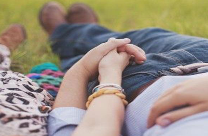 Love Story: 2 बच्चों के पिता से कर बैठीं प्यार, समाज ने सताया तो दोनों ने उठाया खौफनाक कदम, उसके बाद... Love Story: 2 बच्चों के पिता से कर बैठीं प्यार, समाज ने सताया तो दोनों ने उठाया खौफनाक कदम, उसके बाद...