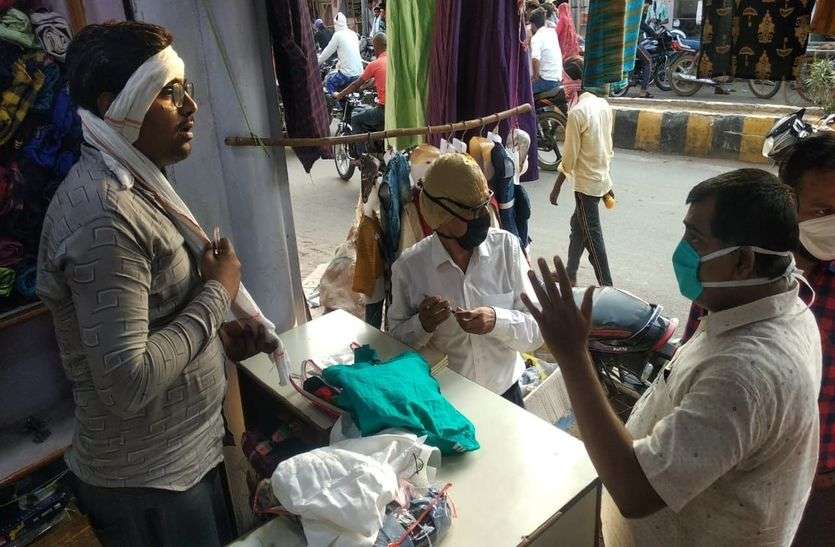 निरीक्षण में बिना गाइडलाइन के काम करते मिले दुकानदार निरीक्षण में बिना गाइडलाइन के काम करते मिले दुकानदार