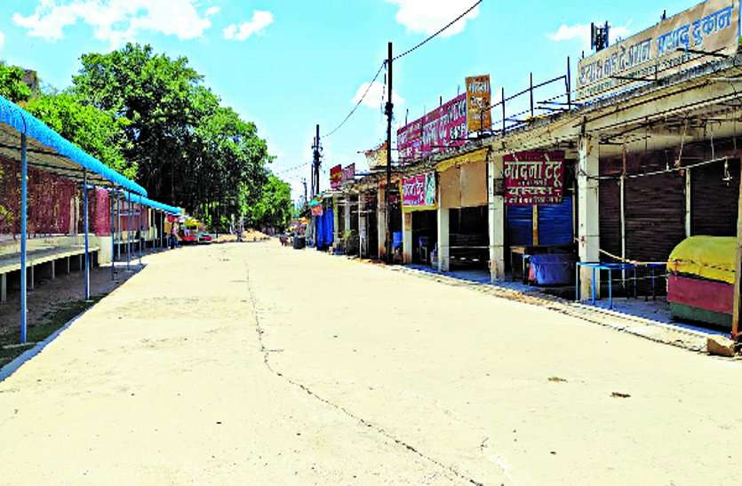 Shops closed for three consecutive months due to lockdown, financially strapped shopkeepers लॉकडाउन के चलते लगातार तीन महीने से बंद है दुकाने, आर्थिक तंगी झेल रहे दुकानदार