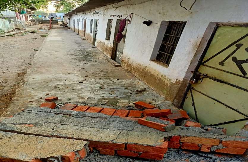 प्रवासियों के पलायन से इंडस्ट्रीज एरिया से गायब हुई रौनक प्रवासियों के पलायन से इंडस्ट्रीज एरिया से गायब हुई रौनक