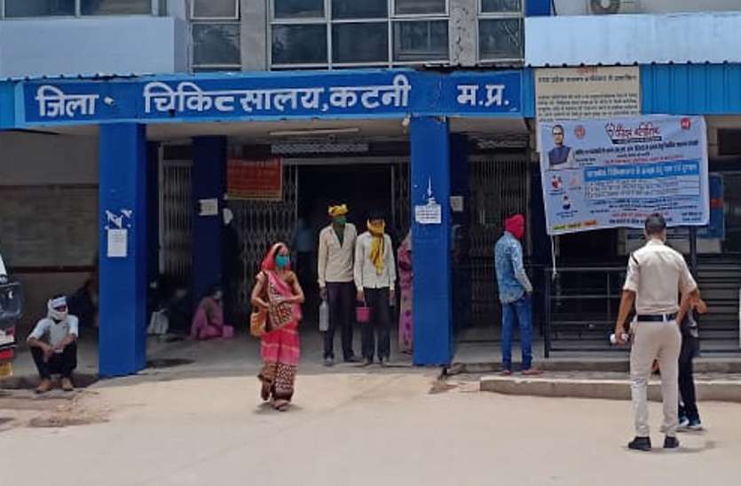 The main gate of the district hospital where there is a crowd for OPD. निसर्ग तूफान और बारिश, जिला अस्पताल में कम हो गई मरीजों की संख्या