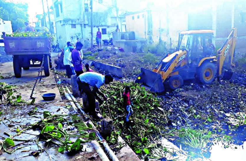 River cleaning work started from Moti Muska, the municipality administration engaged in pre-rain preparation बारिश पूर्व तैयारी में जुटा पालिका प्रशासन मोती मुस्का से शुरू हुआ नदी सफाई कार्य
