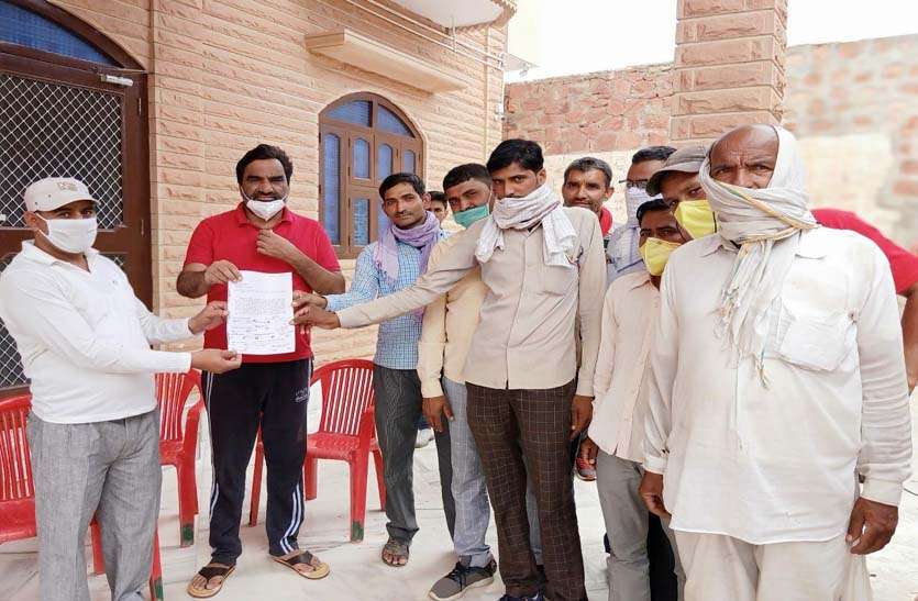 डेयरी व शिक्षण संस्थाओं में अटका भुगतान, पशुओं के लिए चारा खरीदना मुश्किल डेयरी व शिक्षण संस्थाओं में अटका भुगतान, पशुओं के लिए चारा खरीदना मुश्किल