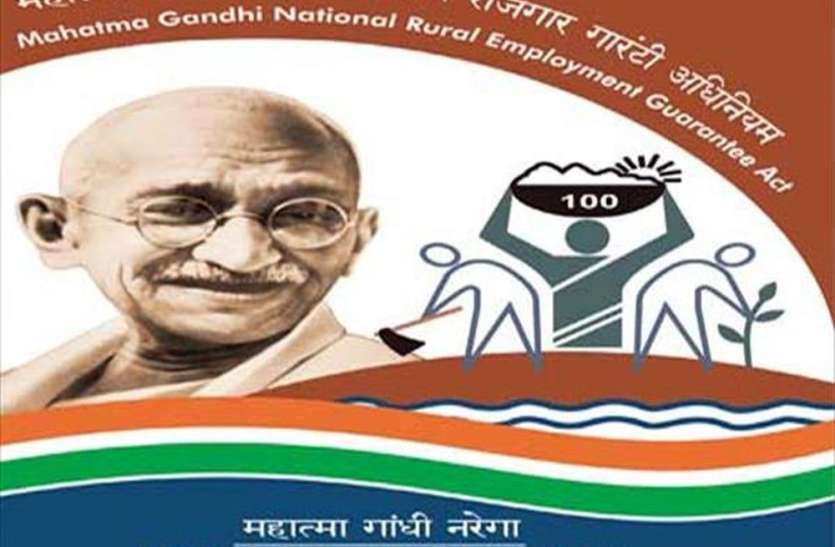 गांवों में संजीवनी साबित हो रही मनरेगा, हनुमानगढ़ जिले में इस समय 78 हजार से अधिक मजदूरों को रोजगार गांवों में संजीवनी साबित हो रही मनरेगा, हनुमानगढ़ जिले में इस समय 78 हजार से अधिक मजदूरों को रोजगार