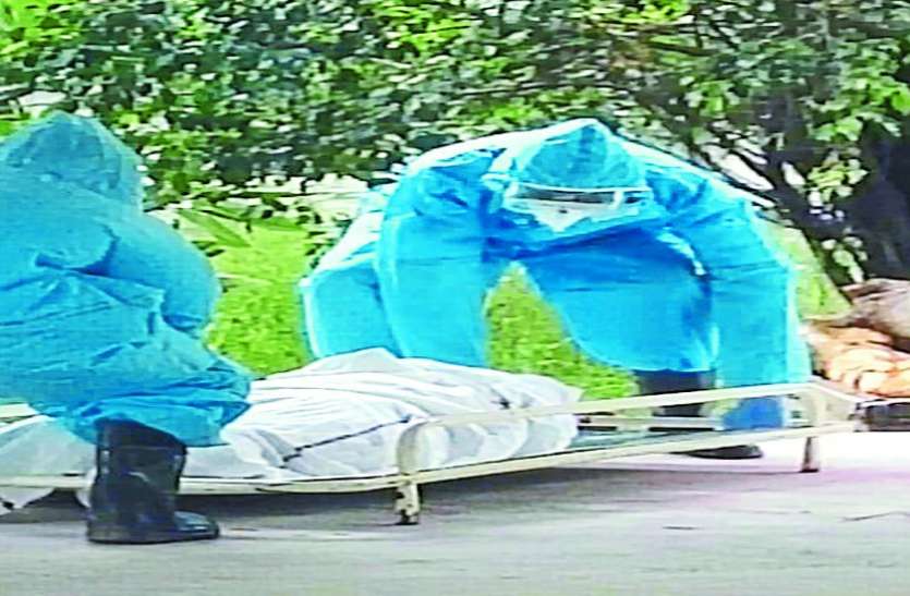 कोरोना से आखिरी वक्त तक लडऩे वाली बेटी का 1 मिनट ही चेहरा देख पाए माता-पिता कोरोना से आखिरी वक्त तक लडऩे वाली बेटी का 1 मिनट ही चेहरा देख पाए माता-पिता