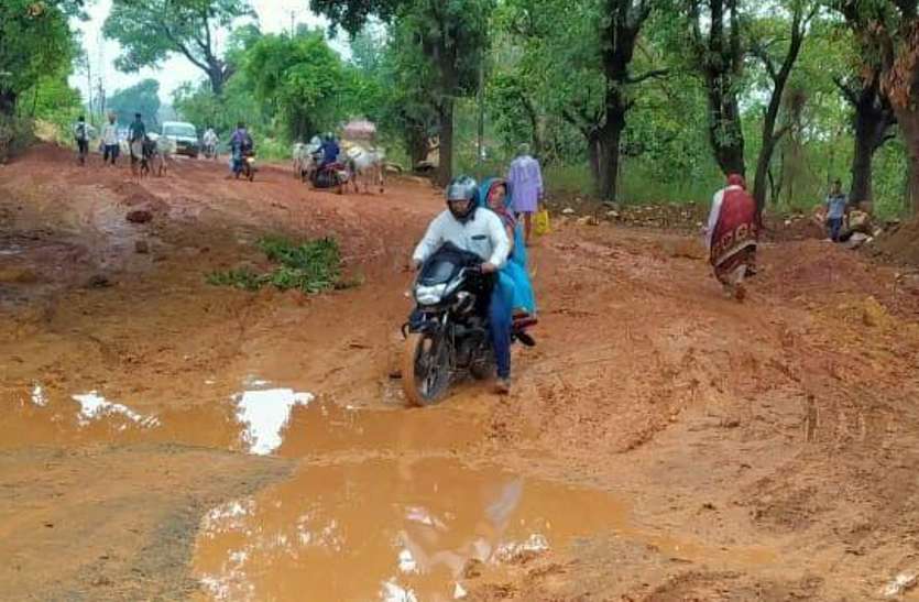 Motorists traveling between Slimnabad to Bahoriband are now facing mud problem on main road after rain. बारिश ने खोली सड़क निर्माण की पोल, दलदल में तब्दील
