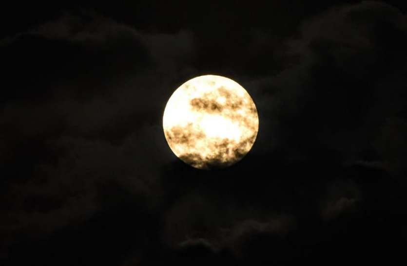 moon बाबा ने कहा था आधी रात में सड़क खोदना खजाना मिलेगा... खजाना तो नहीं मिला लेकिन हो गया कांड